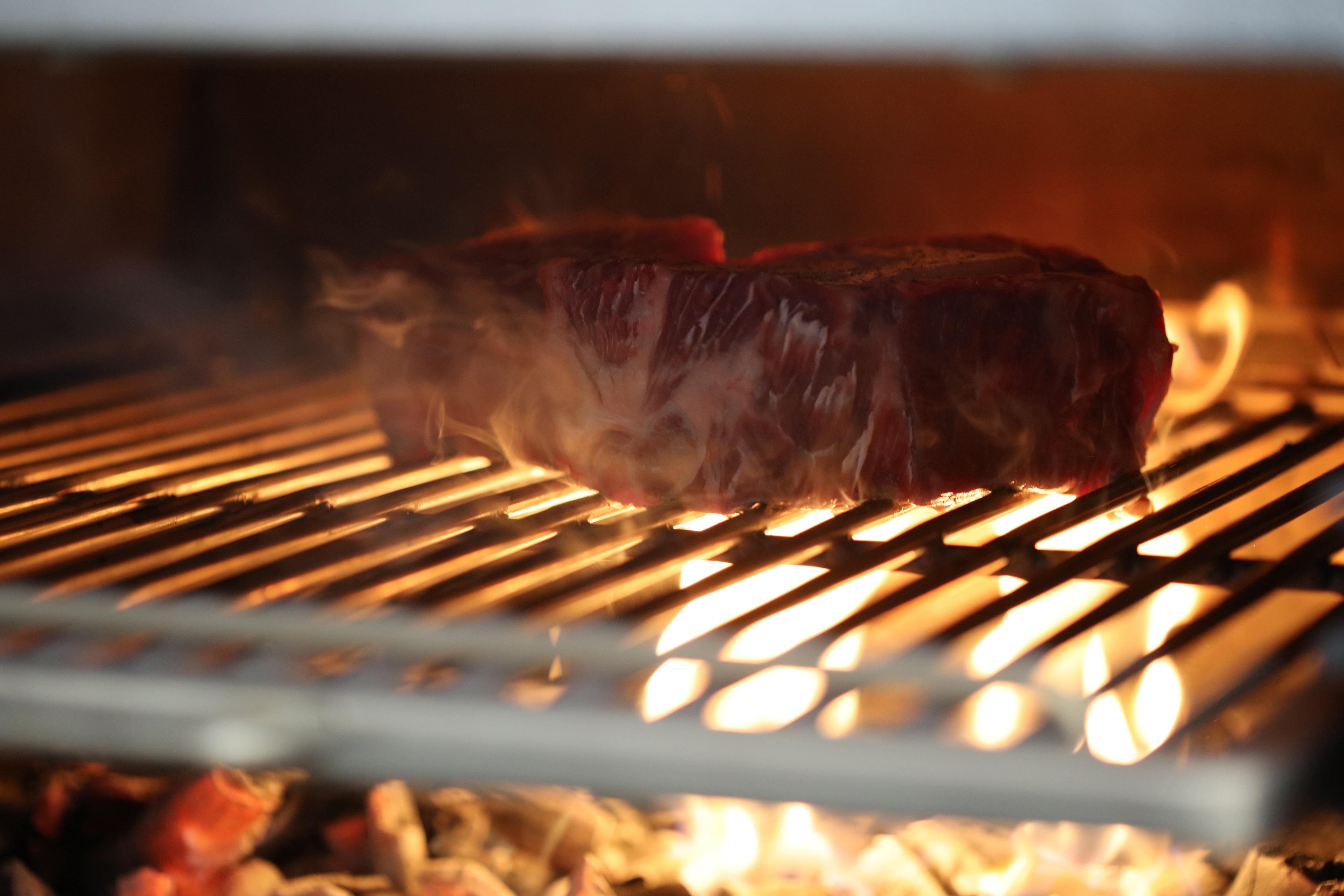Bo Hotel Palma מראה חיצוני תמונה A steak being cooked on a barbecue.