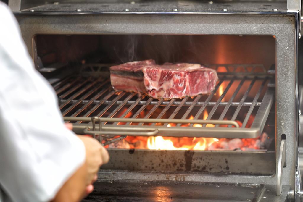 Bo Hotel Palma מראה חיצוני תמונה A steak being cooked on a barbecue